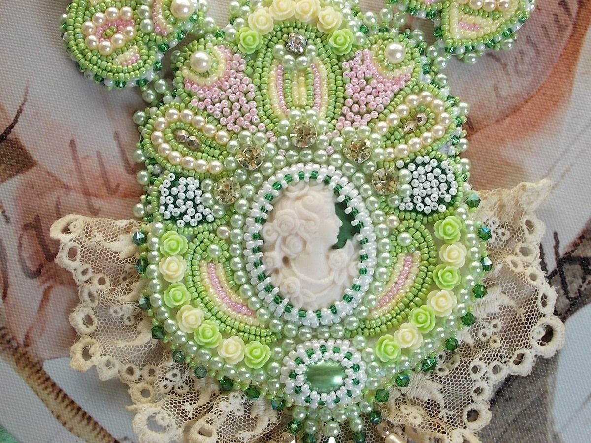 Anisse Haute-Couture slabbeketting geborduurd met antiek kant, cabochon van hars met vrouwenportret.