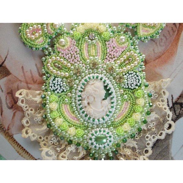 Anisse Haute-Couture slabbeketting geborduurd met antiek kant, cabochon van hars met vrouwenportret.