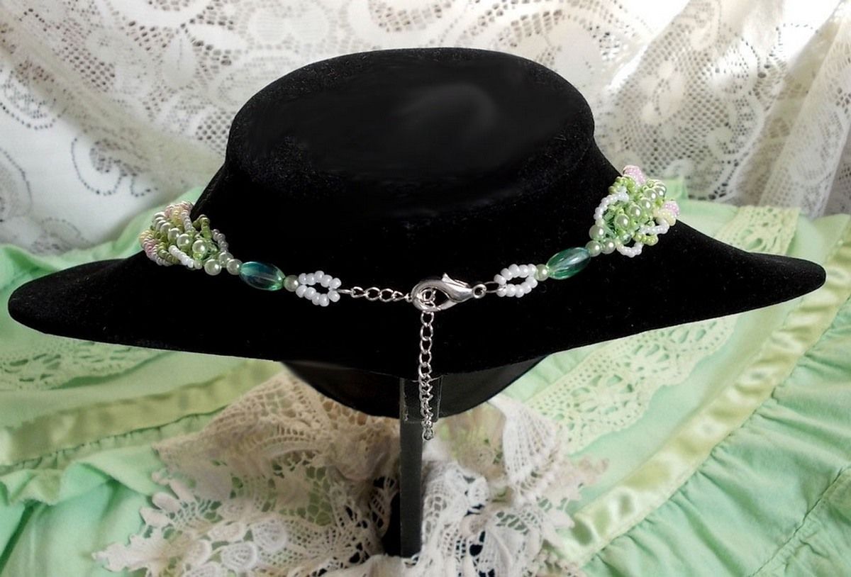Anisse Haute-Couture slabbeketting geborduurd met antiek kant, cabochon van hars met vrouwenportret.