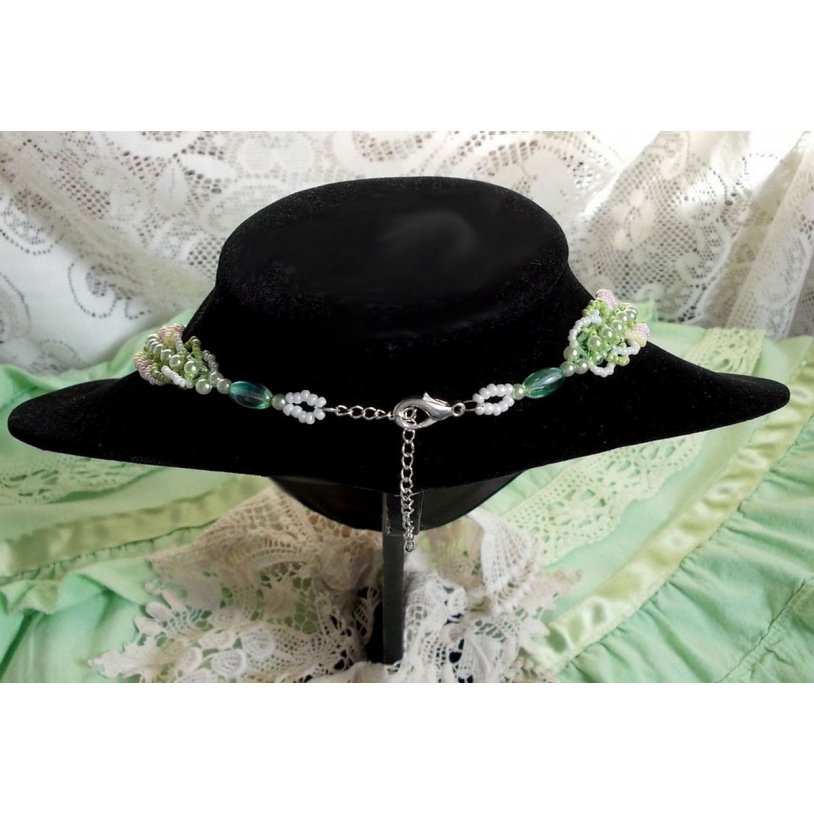 Anisse Haute-Couture slabbeketting geborduurd met antiek kant, cabochon van hars met vrouwenportret.