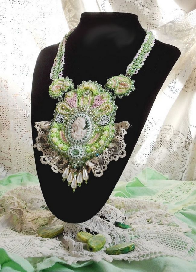 Anisse Haute-Couture slabbeketting geborduurd met antiek kant, cabochon van hars met vrouwenportret.