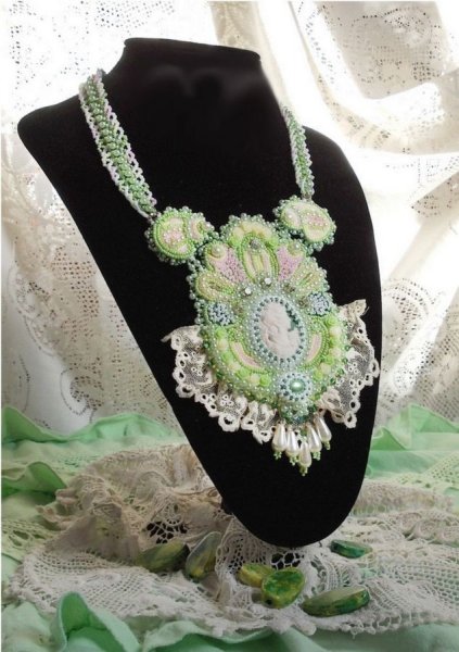 Anisse Haute-Couture slabbeketting geborduurd met antiek kant, cabochon van hars met vrouwenportret.