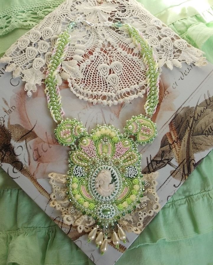 Anisse Haute-Couture slabbeketting geborduurd met antiek kant, cabochon van hars met vrouwenportret.