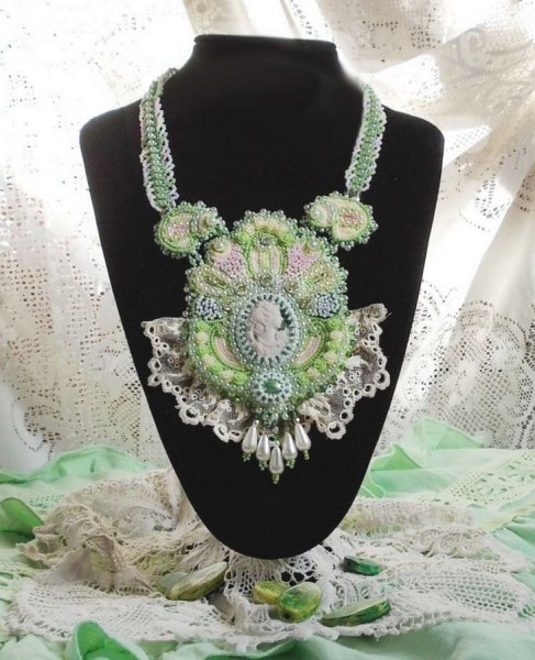 Anisse Haute-Couture slabbeketting geborduurd met antiek kant, cabochon van hars met vrouwenportret.