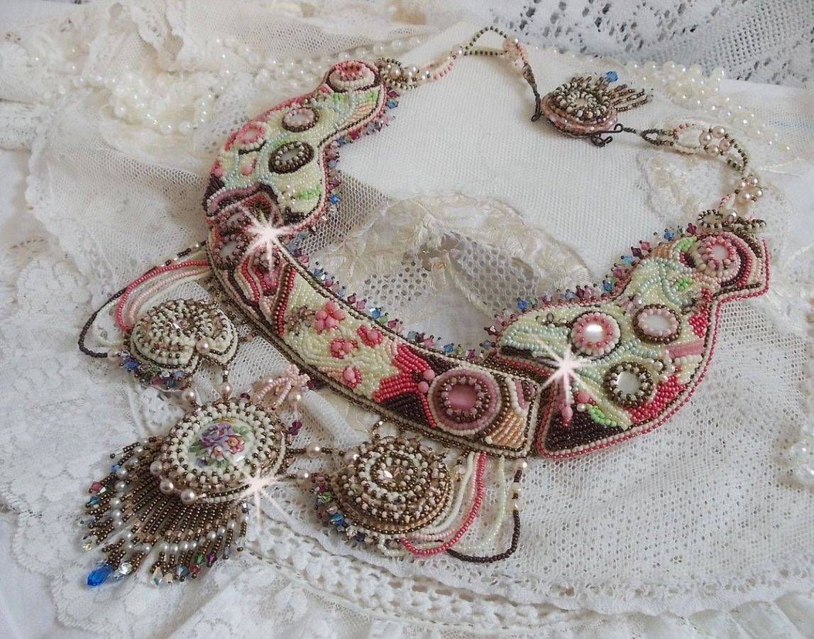 Arc-En-Ciel Haute-Couture ketting geborduurd met een Limoge porseleinen cabochon, Swarovski kristallen en parels. 