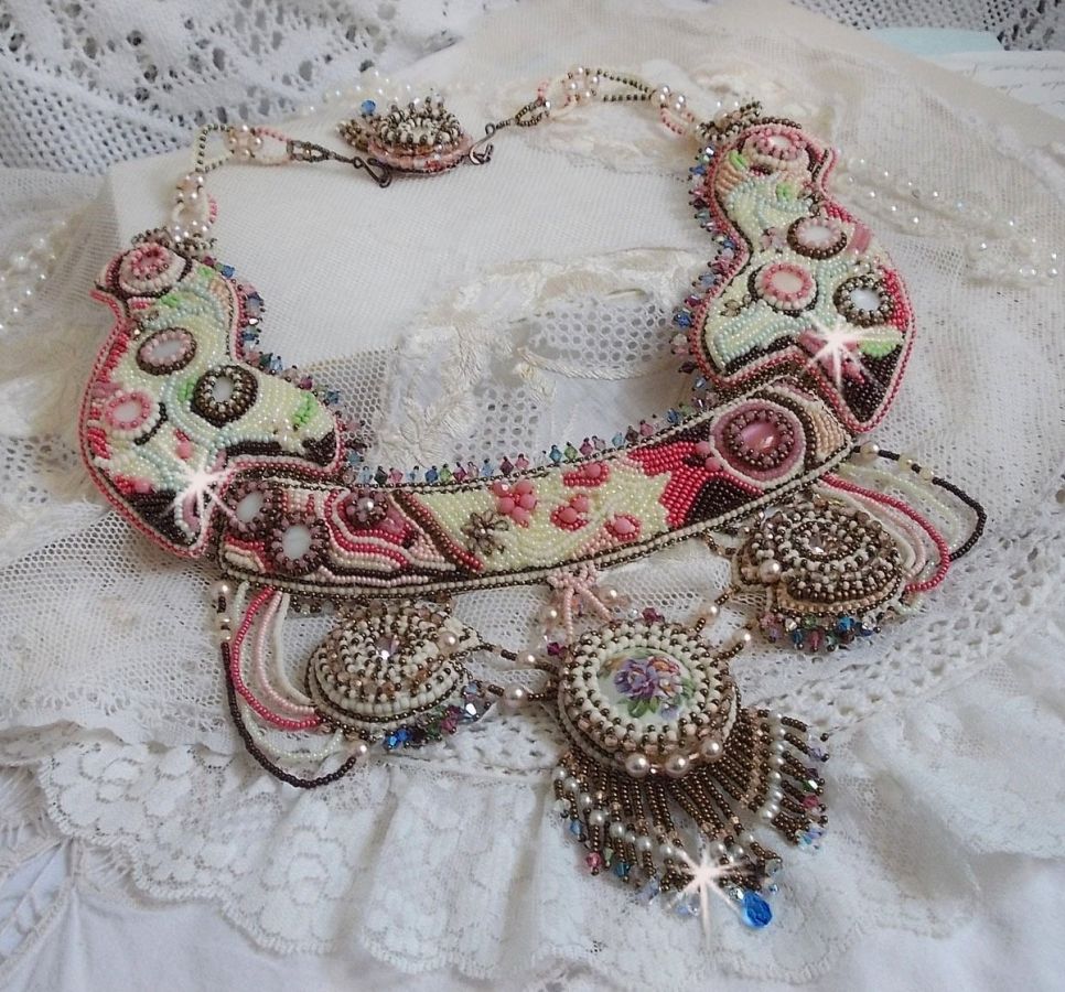 Arc-En-Ciel Haute-Couture ketting geborduurd met een Limoge porseleinen cabochon, Swarovski kristallen en parels. 