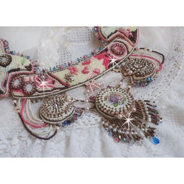 Arc-En-Ciel Haute-Couture ketting geborduurd met een Limoge porseleinen cabochon, Swarovski kristallen en parels. 