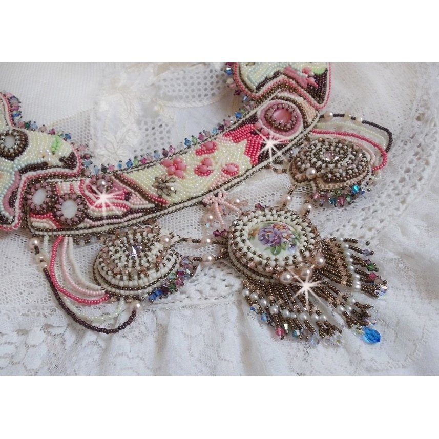 Arc-En-Ciel Haute-Couture ketting geborduurd met een Limoge porseleinen cabochon, Swarovski kristallen en parels. 