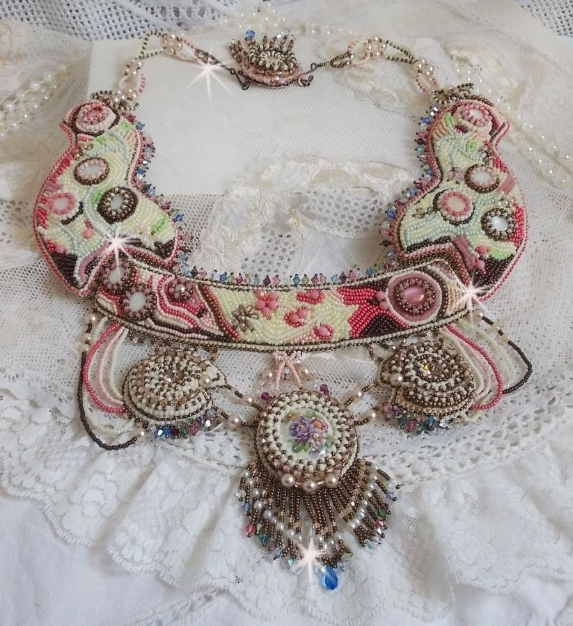 Arc-En-Ciel Haute-Couture ketting geborduurd met een Limoge porseleinen cabochon, Swarovski kristallen en parels. 