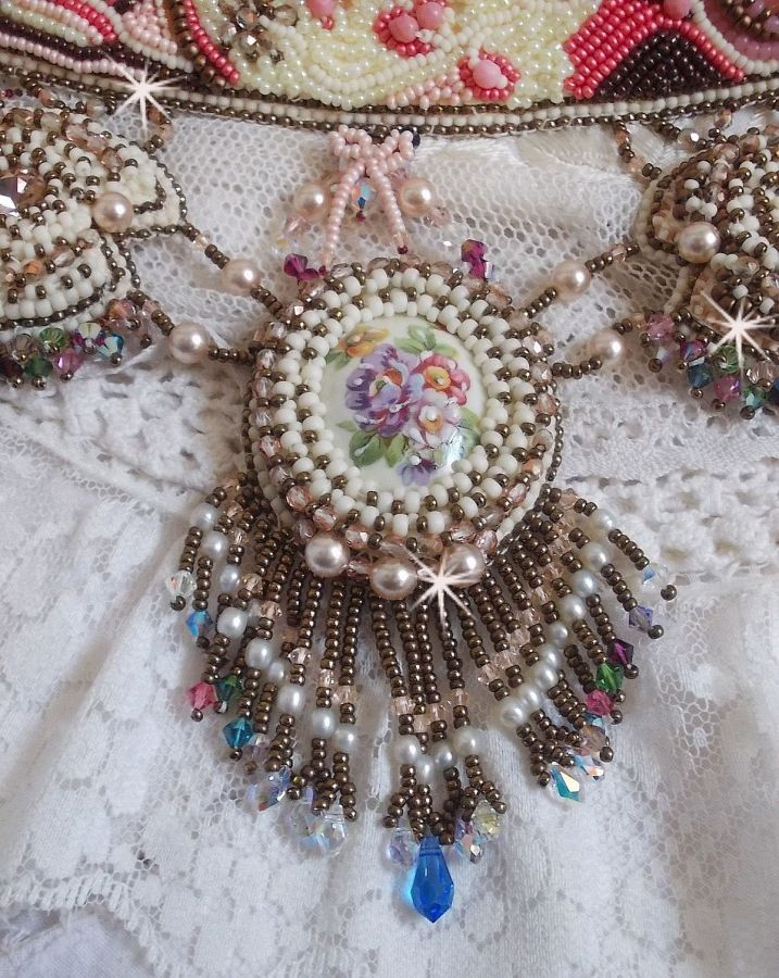 Arc-En-Ciel Haute-Couture ketting geborduurd met een Limoge porseleinen cabochon, Swarovski kristallen en parels. 