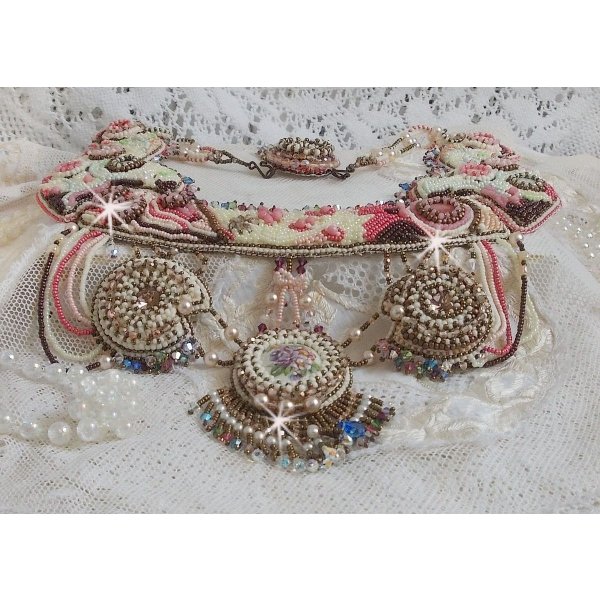 Arc-En-Ciel Haute-Couture ketting geborduurd met een Limoge porseleinen cabochon, Swarovski kristallen en parels. 