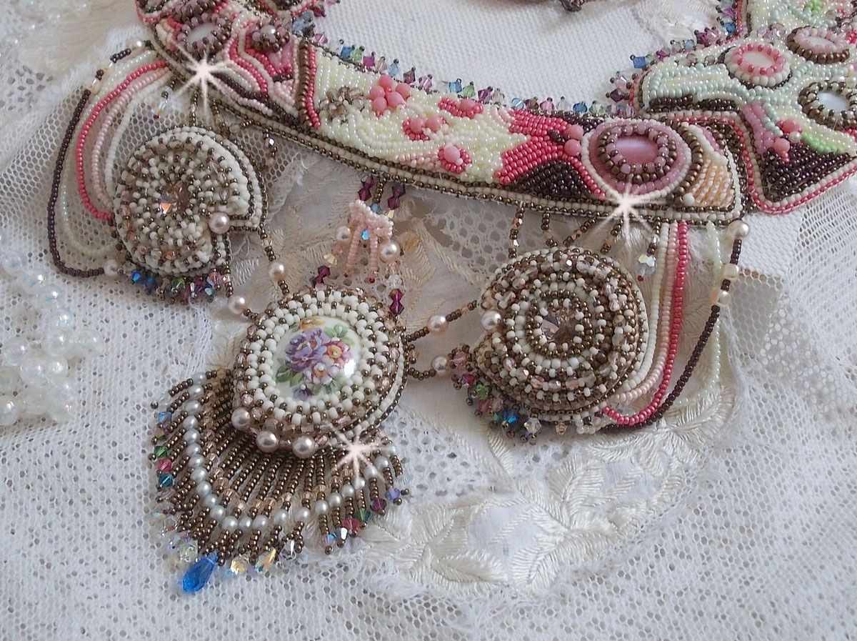 Arc-En-Ciel Haute-Couture ketting geborduurd met een Limoge porseleinen cabochon, Swarovski kristallen en parels. 