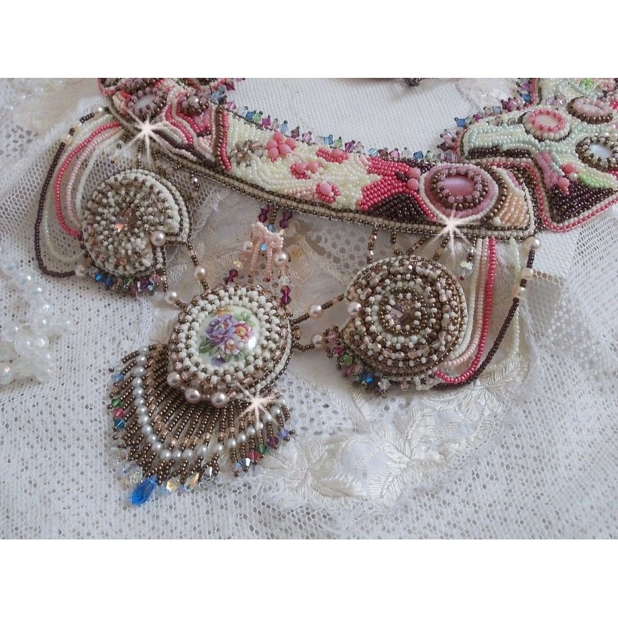 Arc-En-Ciel Haute-Couture ketting geborduurd met een Limoge porseleinen cabochon, Swarovski kristallen en parels. 