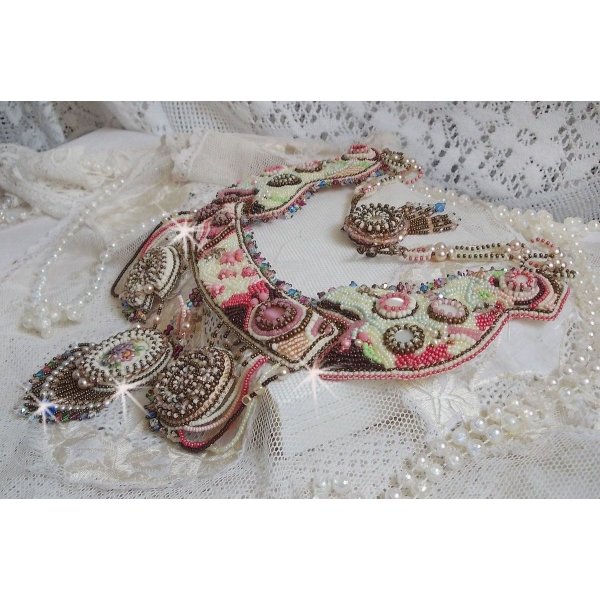 Arc-En-Ciel Haute-Couture ketting geborduurd met een Limoge porseleinen cabochon, Swarovski kristallen en parels. 