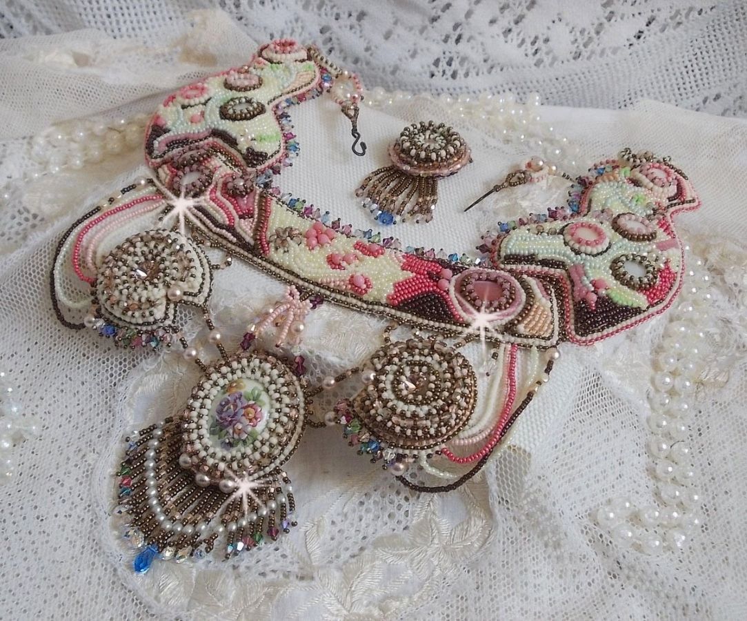Arc-En-Ciel Haute-Couture ketting geborduurd met een Limoge porseleinen cabochon, Swarovski kristallen en parels. 