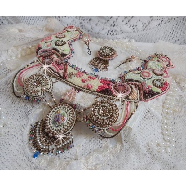 Arc-En-Ciel Haute-Couture ketting geborduurd met een Limoge porseleinen cabochon, Swarovski kristallen en parels. 