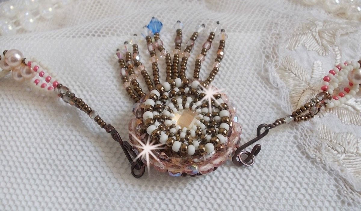 Arc-En-Ciel Haute-Couture ketting geborduurd met een Limoge porseleinen cabochon, Swarovski kristallen en parels. 