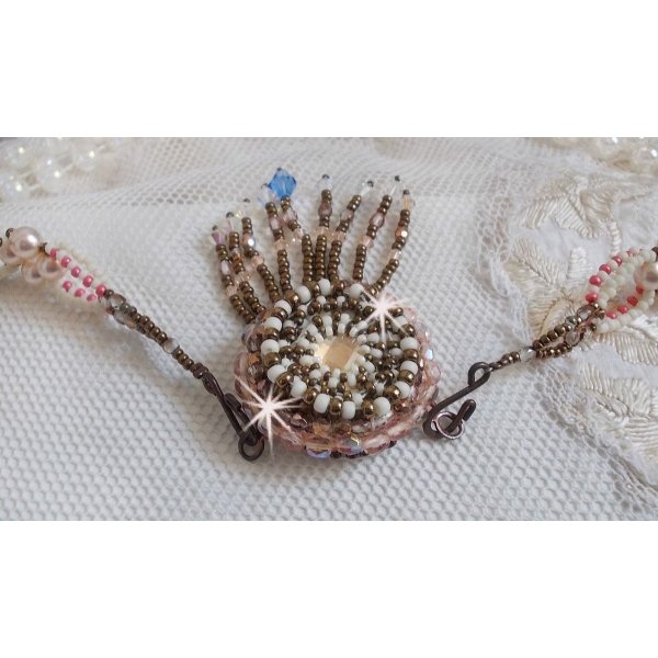 Arc-En-Ciel Haute-Couture ketting geborduurd met een Limoge porseleinen cabochon, Swarovski kristallen en parels. 