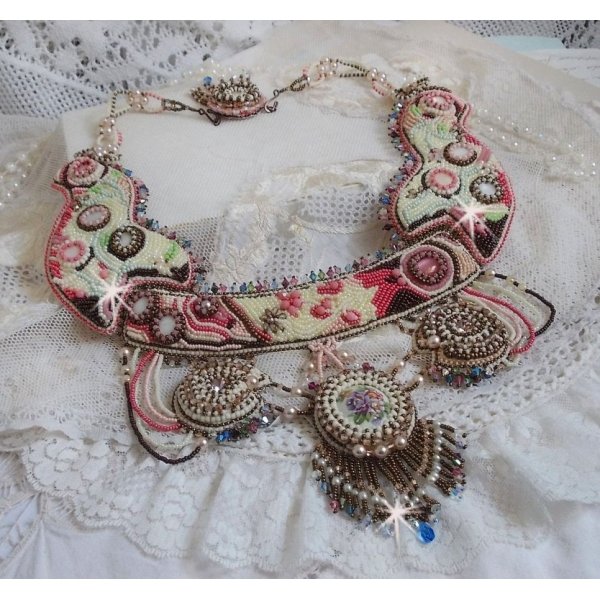 Arc-En-Ciel Haute-Couture ketting geborduurd met een Limoge porseleinen cabochon, Swarovski kristallen en parels. 