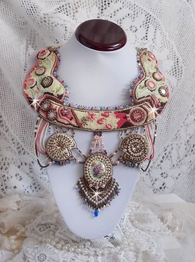 Arc-En-Ciel Haute-Couture ketting geborduurd met een Limoge porseleinen cabochon, Swarovski kristallen en parels. 