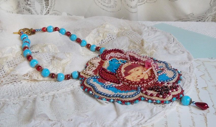 Bel'Art slabbetjesketting met jaren 50 hars cabochon, rocailles en Swarovski kristallen parels 