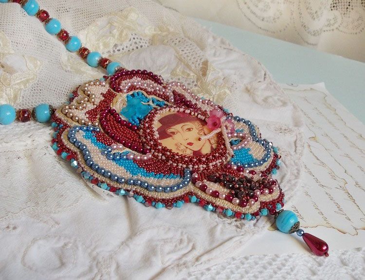 Bel'Art slabbetjesketting met jaren 50 hars cabochon, rocailles en Swarovski kristallen parels 