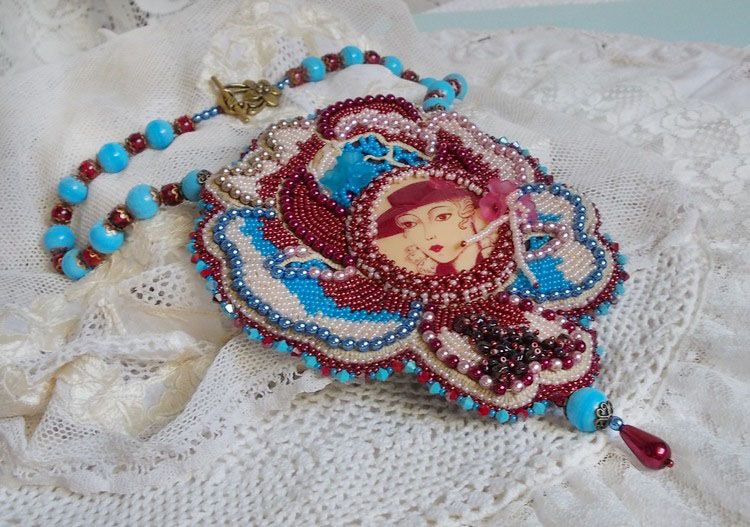 Bel'Art slabbetjesketting met jaren 50 hars cabochon, rocailles en Swarovski kristallen parels 