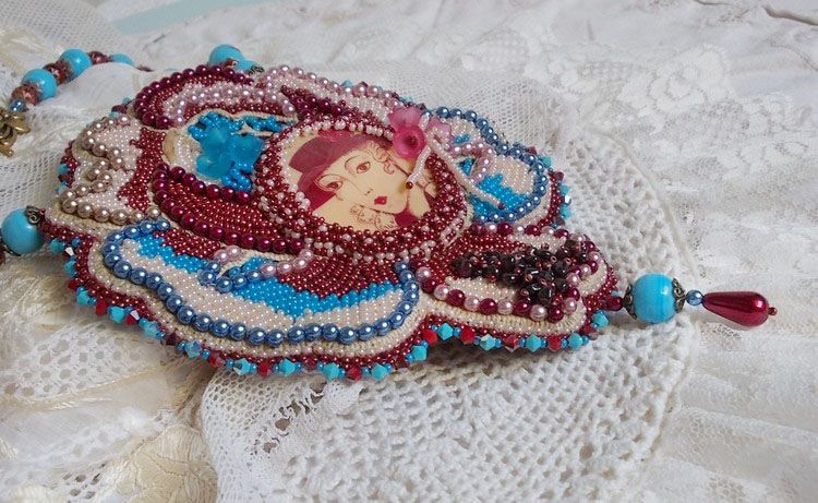 Bel'Art slabbetjesketting met jaren 50 hars cabochon, rocailles en Swarovski kristallen parels 