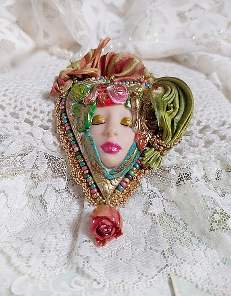 Collier La Belle au Bois Dormant cr&eacute;&eacute; avec cabochon c&oelig;ur p&acirc;te polym&egrave;re, ruban de soie, fleur r&eacute;sin&eacute;e, accessoires laiton