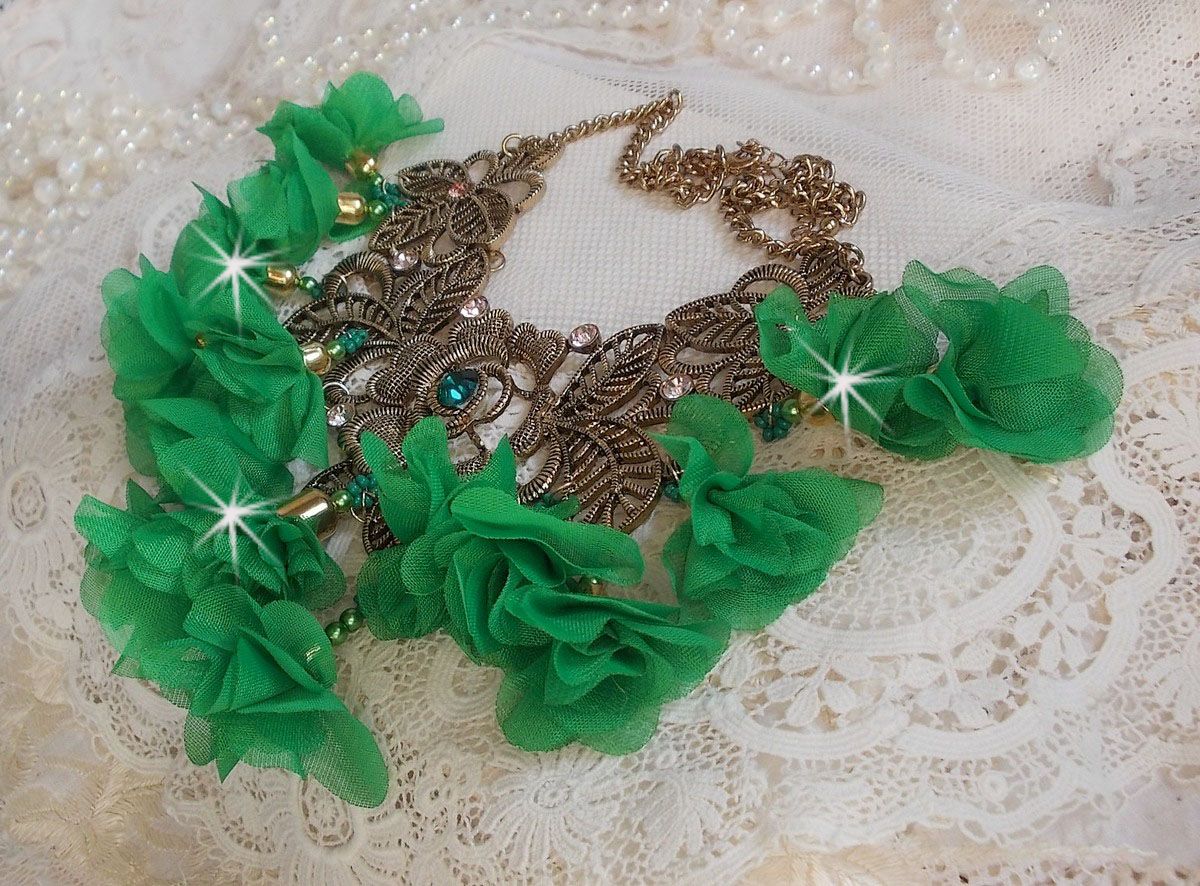 Belle Emeraude ketting met stoffen bloemen, Swarovski kristallen en rocailles