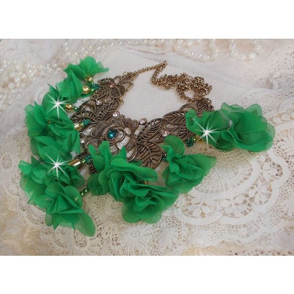 Belle Emeraude ketting met stoffen bloemen, Swarovski kristallen en rocailles
