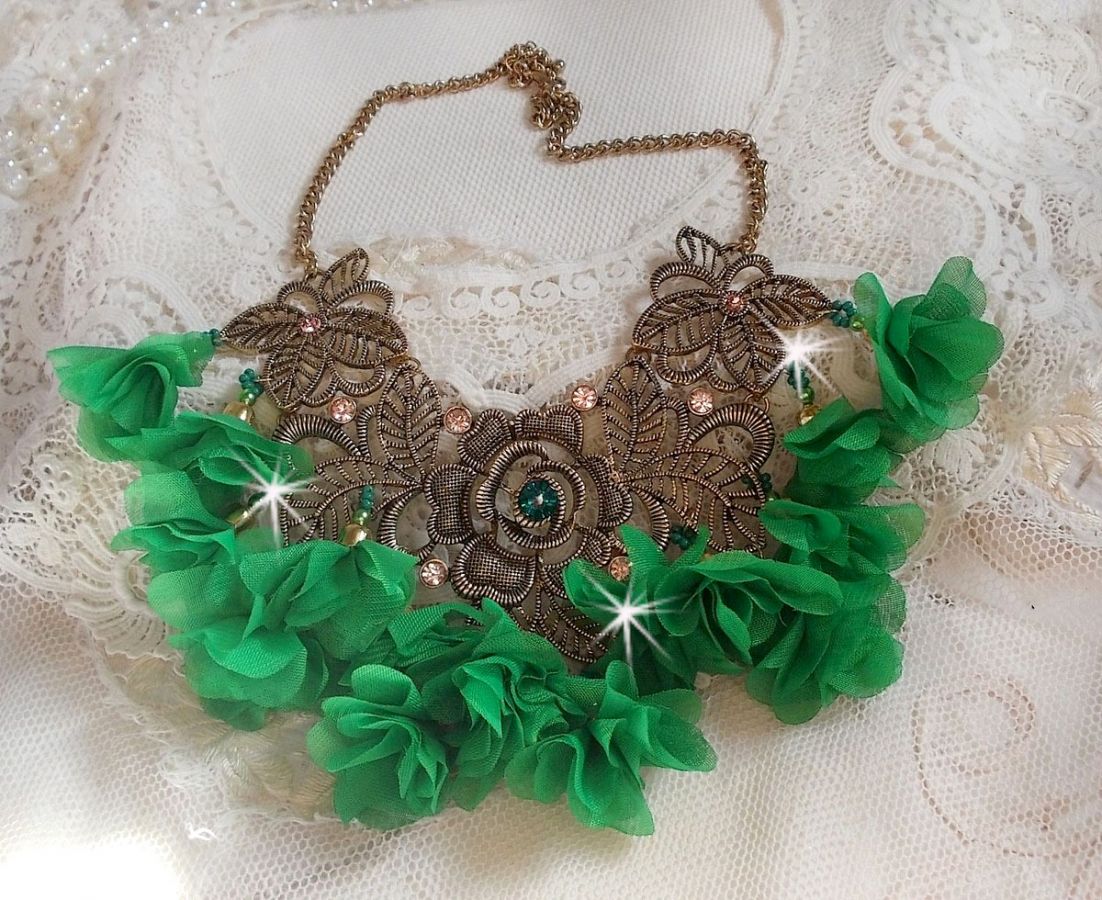Belle Emeraude ketting met stoffen bloemen, Swarovski kristallen en rocailles