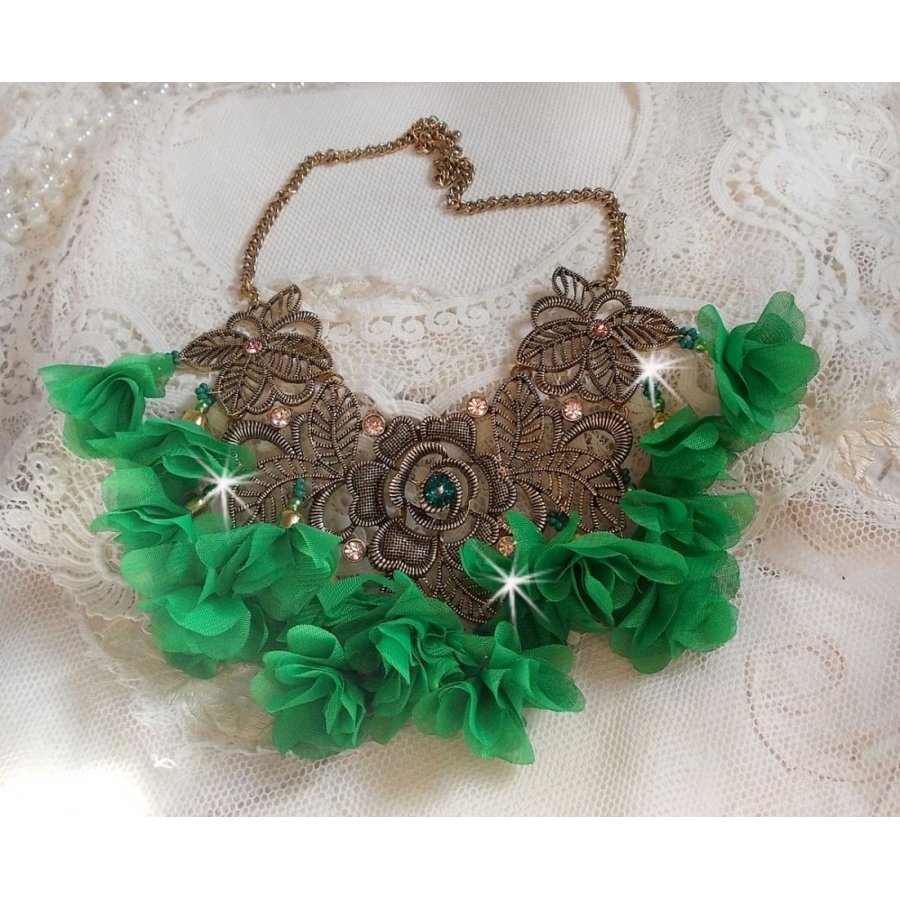 Belle Emeraude ketting met stoffen bloemen, Swarovski kristallen en rocailles
