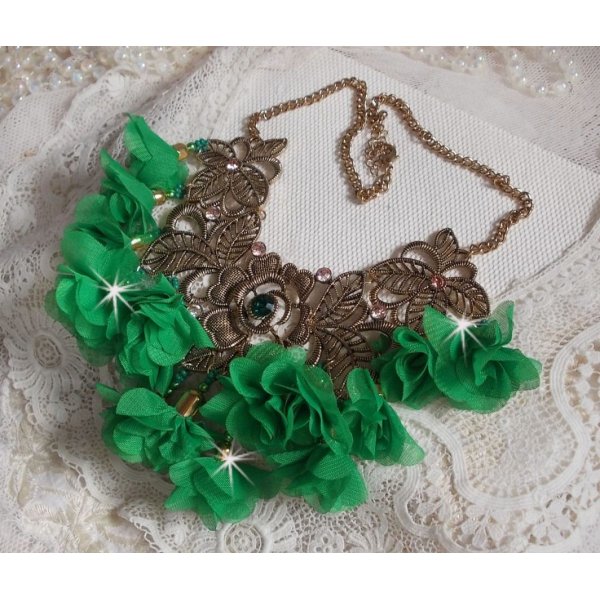 Belle Emeraude ketting met stoffen bloemen, Swarovski kristallen en rocailles