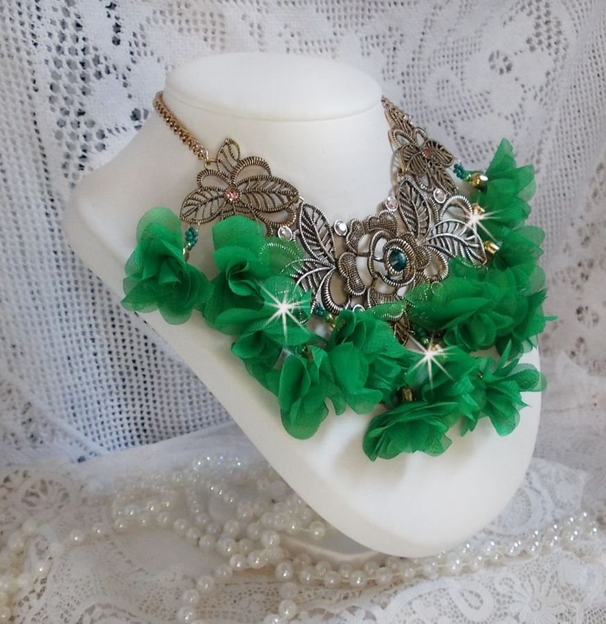 Belle Emeraude ketting met stoffen bloemen, Swarovski kristallen en rocailles