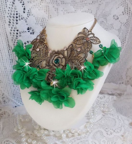 Belle Emeraude ketting met stoffen bloemen, Swarovski kristallen en rocailles
