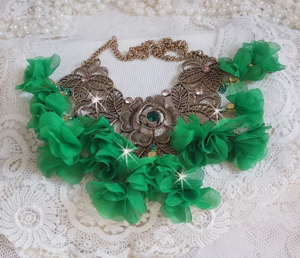Belle Emeraude ketting met stoffen bloemen, Swarovski kristallen en rocailles