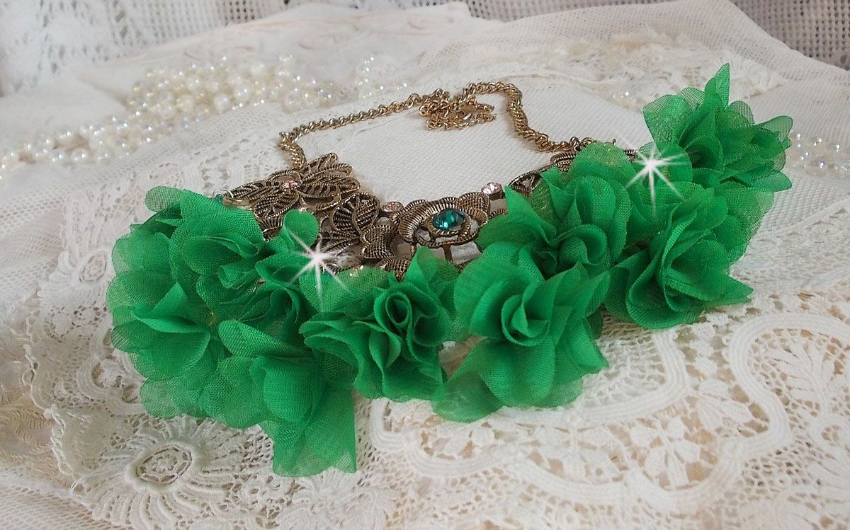Belle Emeraude ketting met stoffen bloemen, Swarovski kristallen en rocailles