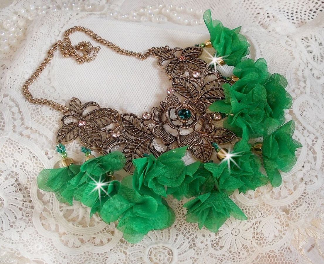 Belle Emeraude ketting met stoffen bloemen, Swarovski kristallen en rocailles