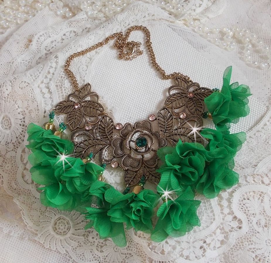Belle Emeraude ketting met stoffen bloemen, Swarovski kristallen en rocailles