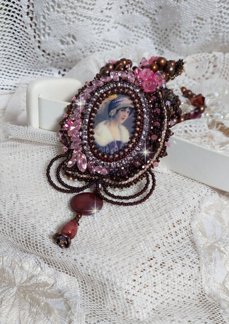 Belle Romance Haute-Couture ketting geborduurd met een cabochon portret van een vrouw in een hoed met kristallen, satijnen parels, gouden ronde parels, parelmoer cabochons en 