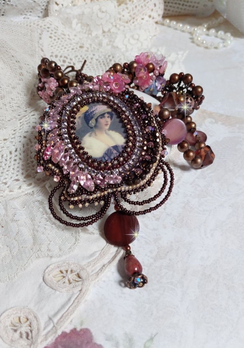 Belle Romance Haute-Couture ketting geborduurd met een cabochon portret van een vrouw in een hoed met kristallen, satijnen parels, gouden ronde parels, parelmoer cabochons en 