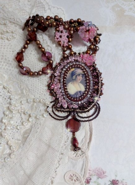 Belle Romance Haute-Couture ketting geborduurd met een cabochon portret van een vrouw in een hoed met kristallen, satijnen parels, gouden ronde parels, parelmoer cabochons en 
