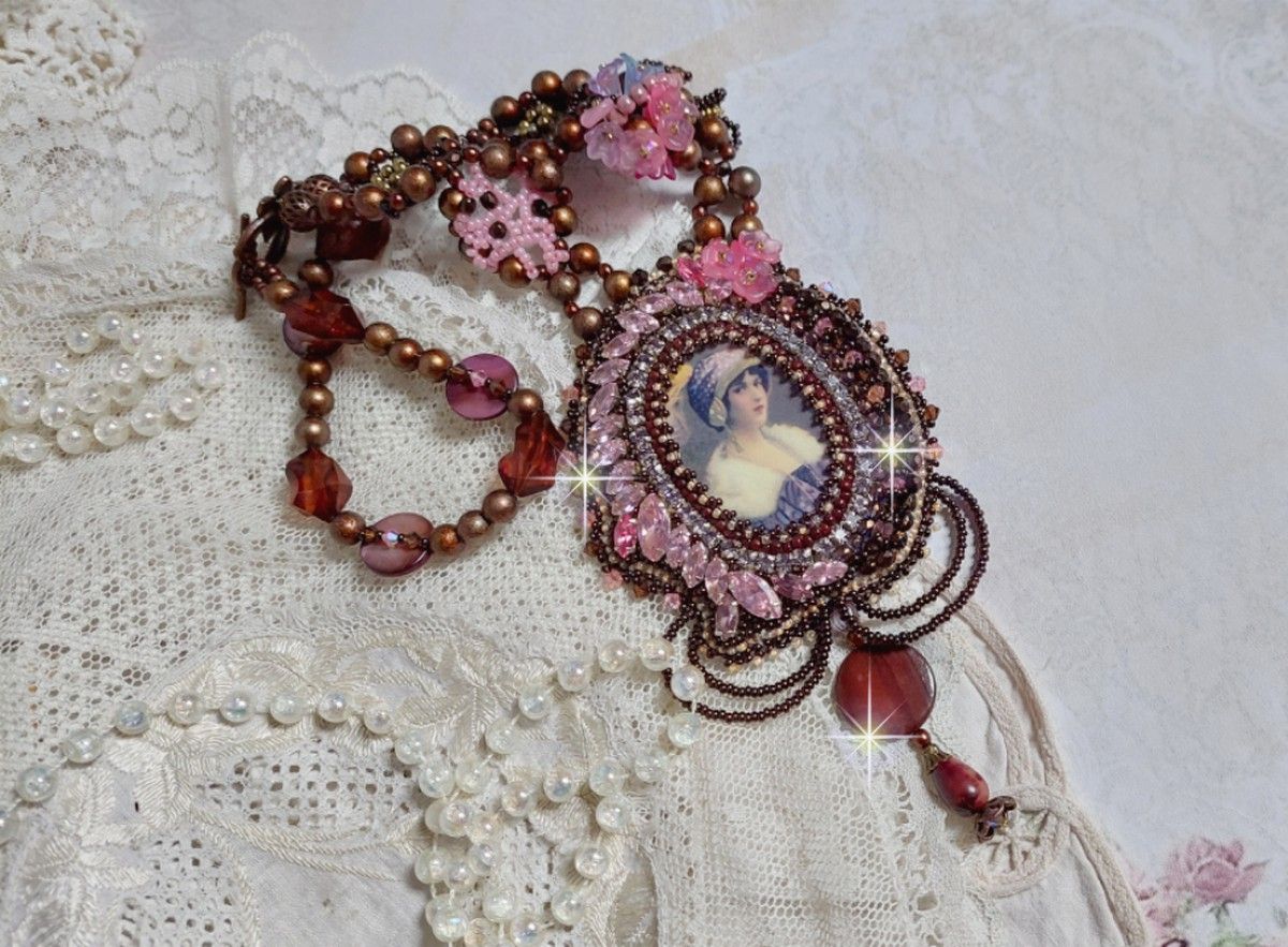 Belle Romance Haute-Couture ketting geborduurd met een cabochon portret van een vrouw in een hoed met kristallen, satijnen parels, gouden ronde parels, parelmoer cabochons en 