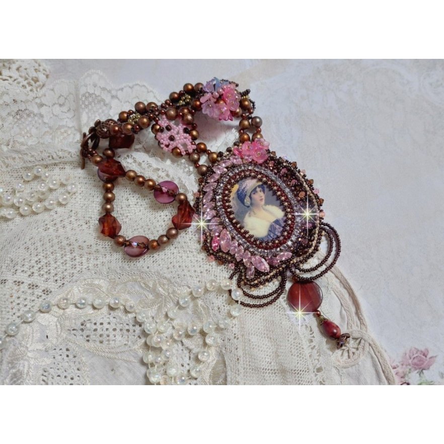 Belle Romance Haute-Couture ketting geborduurd met een cabochon portret van een vrouw in een hoed met kristallen, satijnen parels, gouden ronde parels, parelmoer cabochons en 