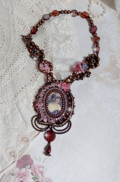 Belle Romance Haute-Couture ketting geborduurd met een cabochon portret van een vrouw in een hoed met kristallen, satijnen parels, gouden ronde parels, parelmoer cabochons en 