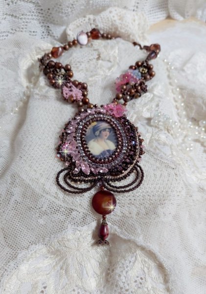Belle Romance Haute-Couture ketting geborduurd met een cabochon portret van een vrouw in een hoed met kristallen, satijnen parels, gouden ronde parels, parelmoer cabochons en 