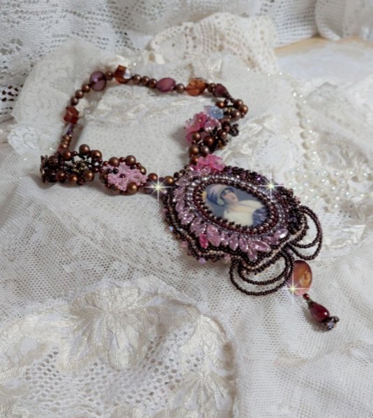 Belle Romance Haute-Couture ketting geborduurd met een cabochon portret van een vrouw in een hoed met kristallen, satijnen parels, gouden ronde parels, parelmoer cabochons en 