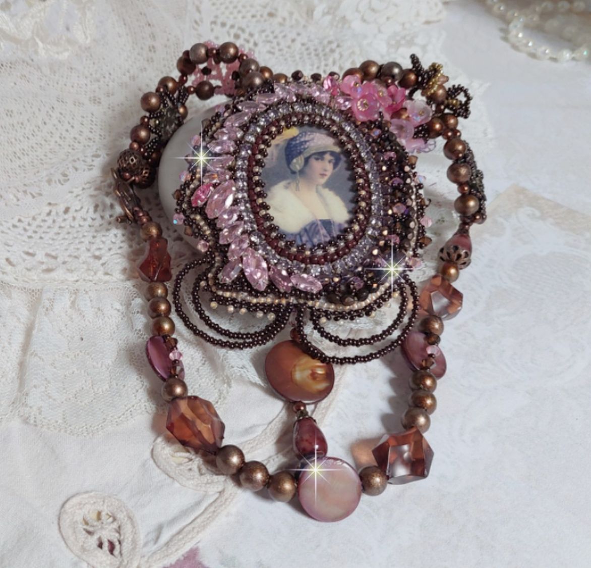 Belle Romance Haute-Couture ketting geborduurd met een cabochon portret van een vrouw in een hoed met kristallen, satijnen parels, gouden ronde parels, parelmoer cabochons en 