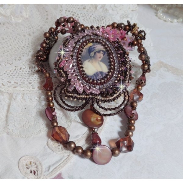 Belle Romance Haute-Couture ketting geborduurd met een cabochon portret van een vrouw in een hoed met kristallen, satijnen parels, gouden ronde parels, parelmoer cabochons en 